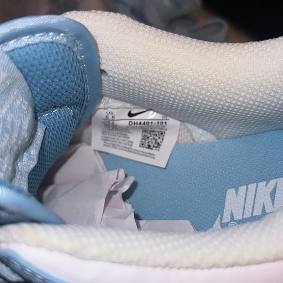 Brand new never worn women’s  ‘Blue Paisley’ Nike dunks - Picture 3 of 4